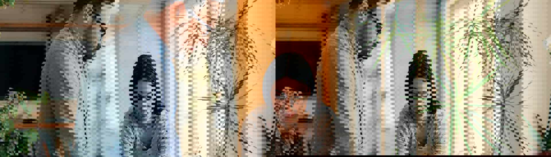 Koppel pakt koffer voor een weekendje weg zonder de baby