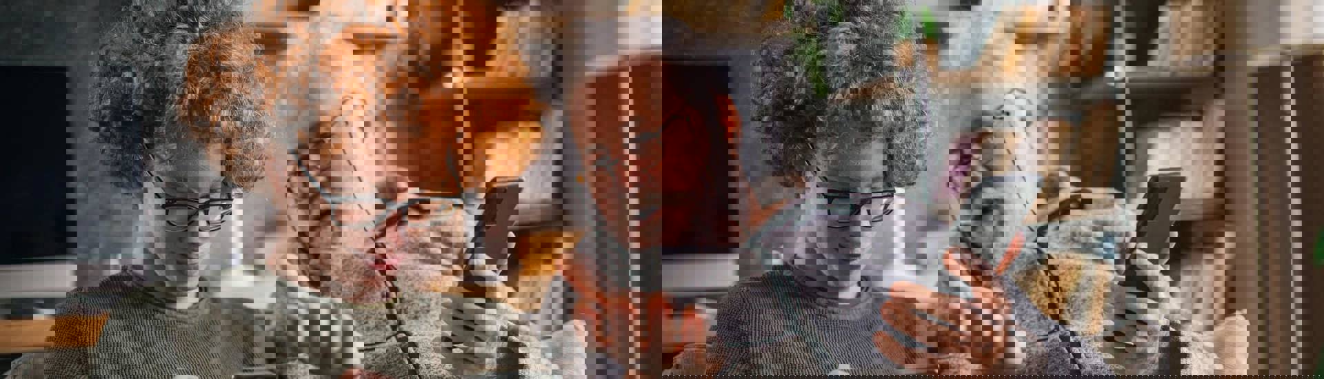 Opa en kleinkind op de smartphone