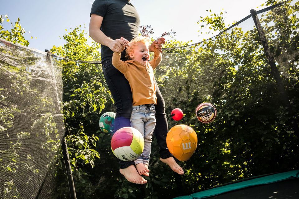 Papa Zoon Op Trampoline Vragen Jongens Andere Opvoeding