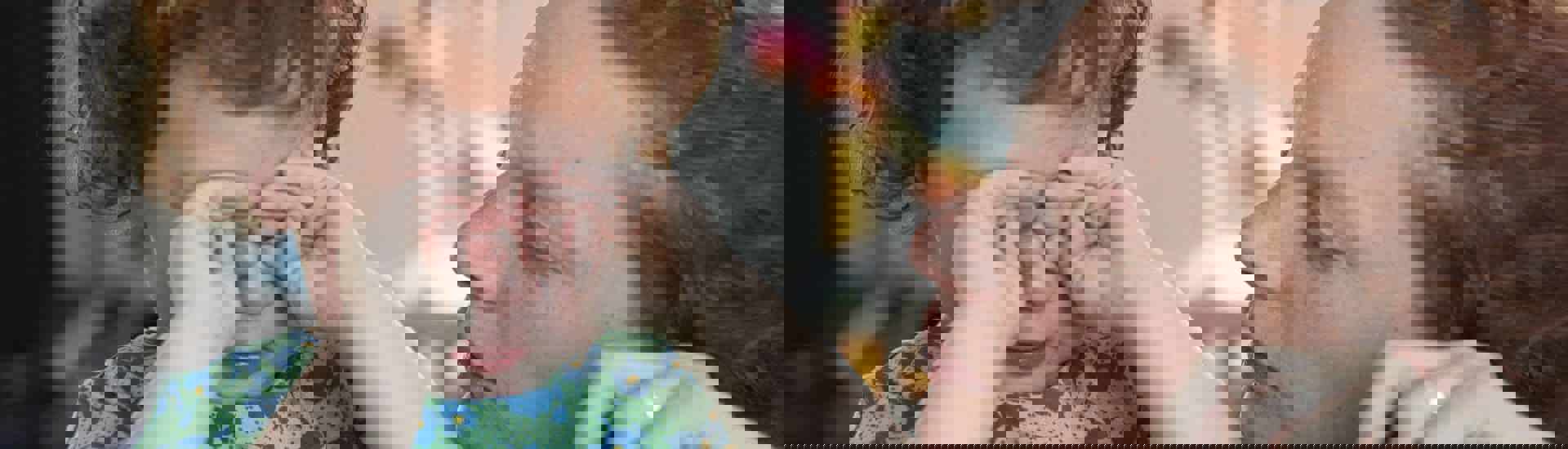 Kind leert gezond eten met mama