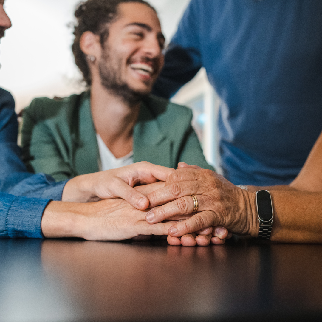 2023 LGBTQ mensen houden elkaars hand vast