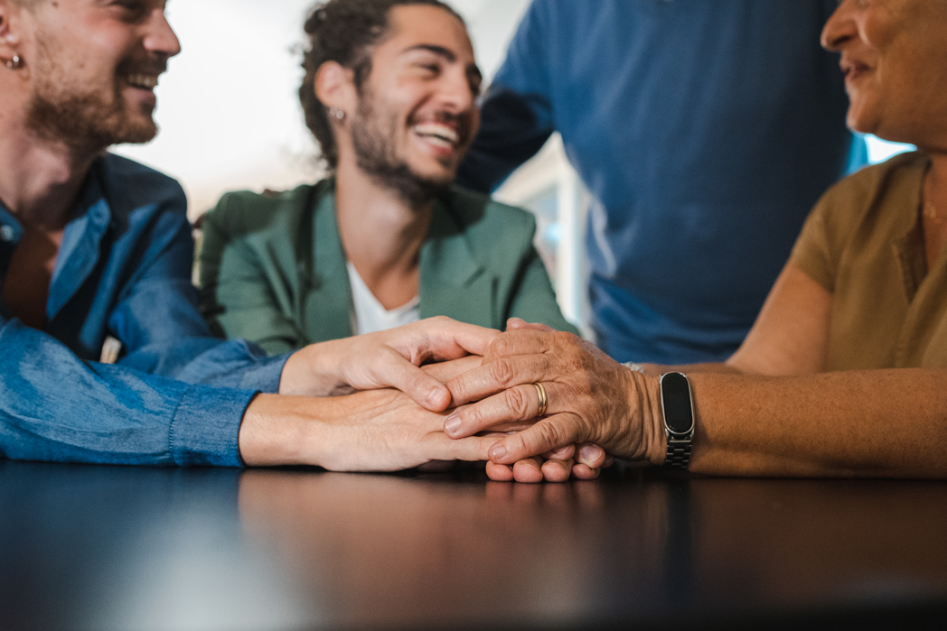 2023 LGBTQ mensen houden elkaars hand vast