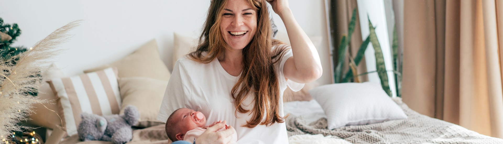 Mama van baby en peuter op bed - Gevoelig voor hormoonverstoorders tijdens deze levensfases