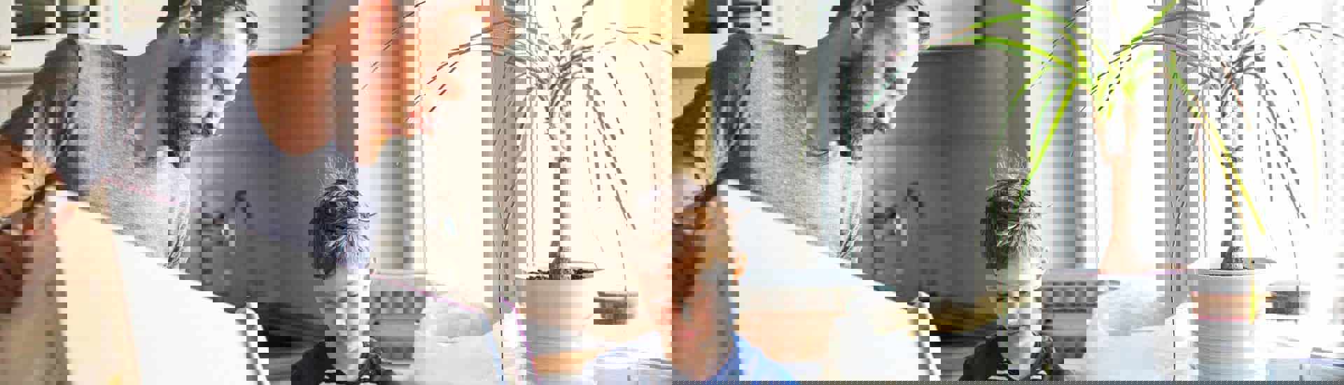 Papa en zoon recycleren: zo maak je receycleren plezant