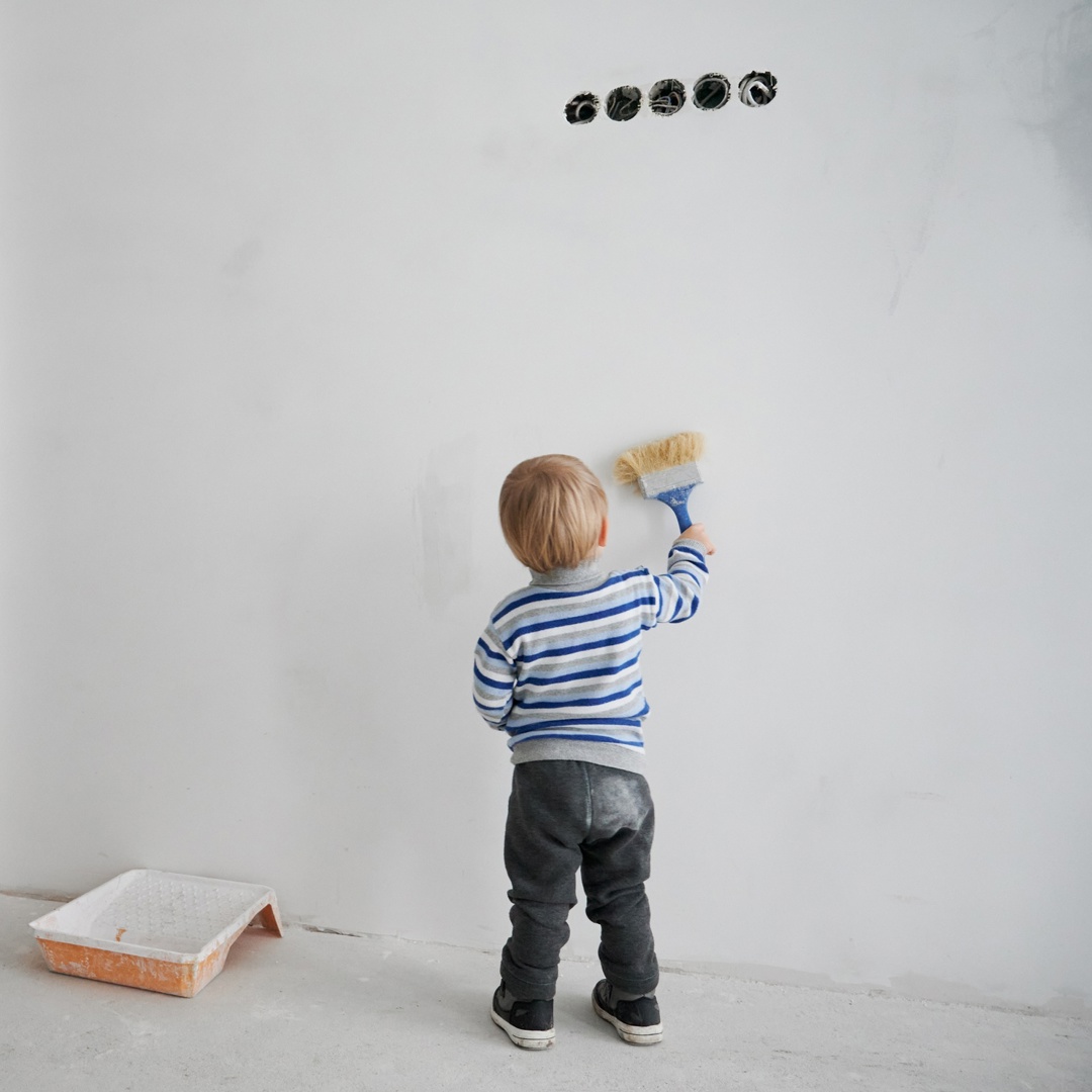 Kind met verfborstel: gezinsbarometer over energiezuinig wonen