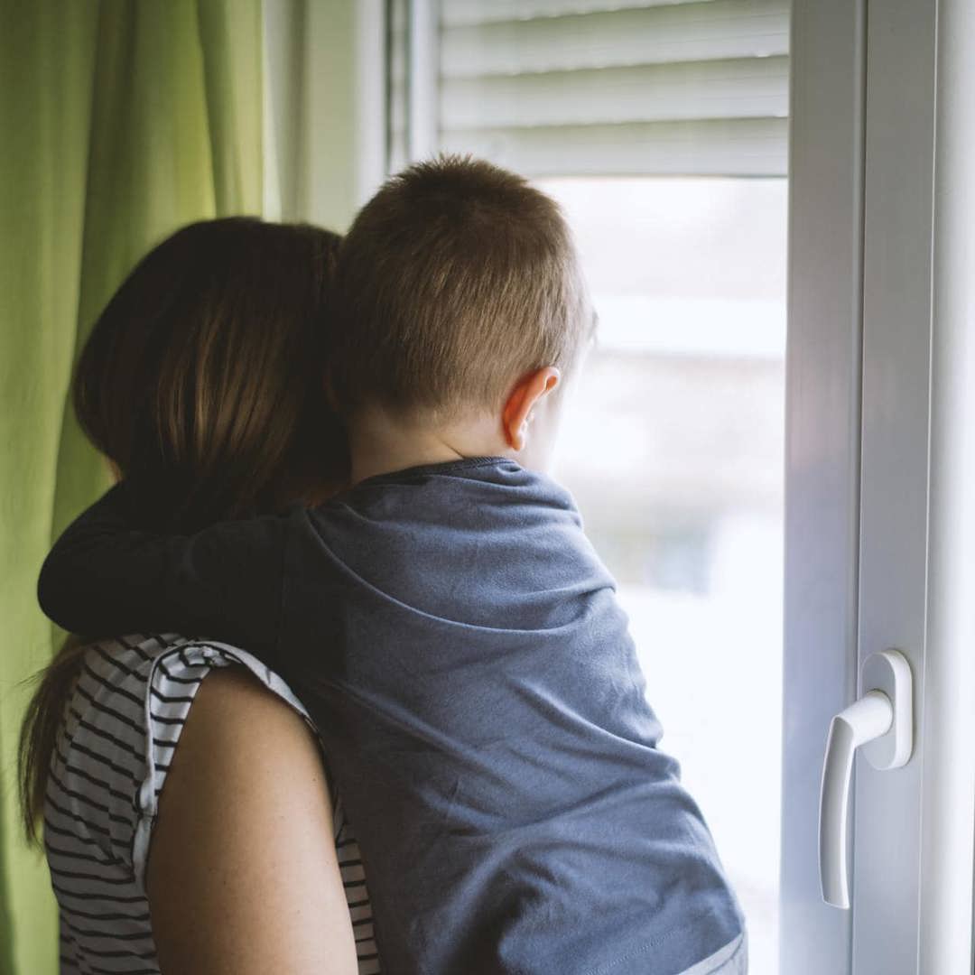 Mama helpt kleuter omgaan met het verlies van een baby