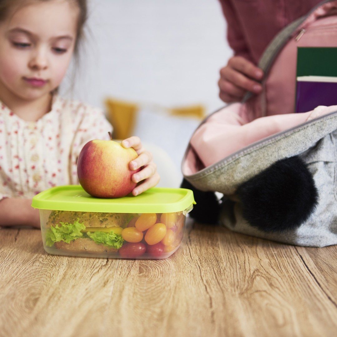 Terug naar school - gezonde brooddoos - kind met appel en water en boekentas
