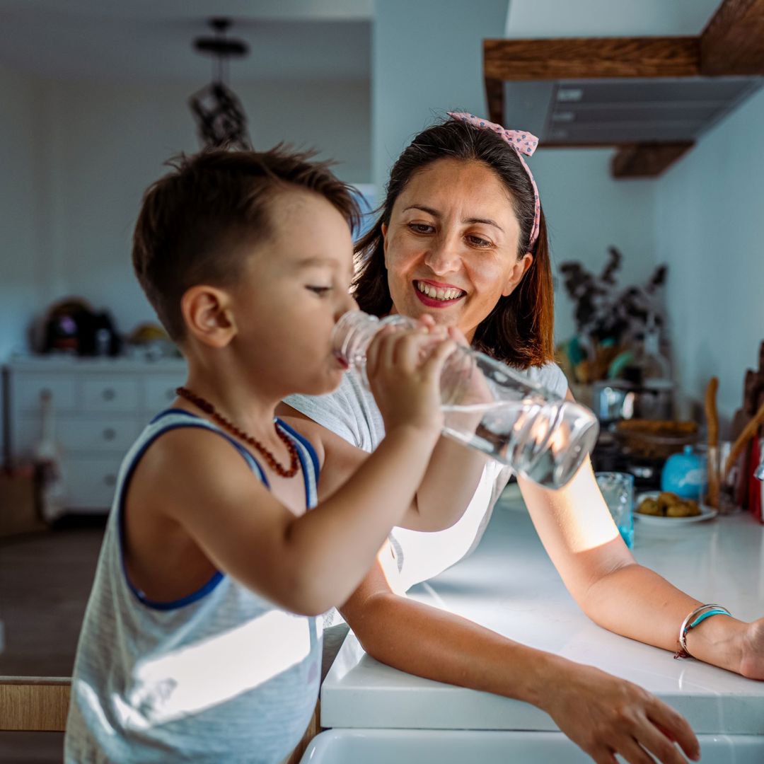 Drinkwatergewoonten Mama Zoon Drinken Kraantjeswater Gezinsbarometer