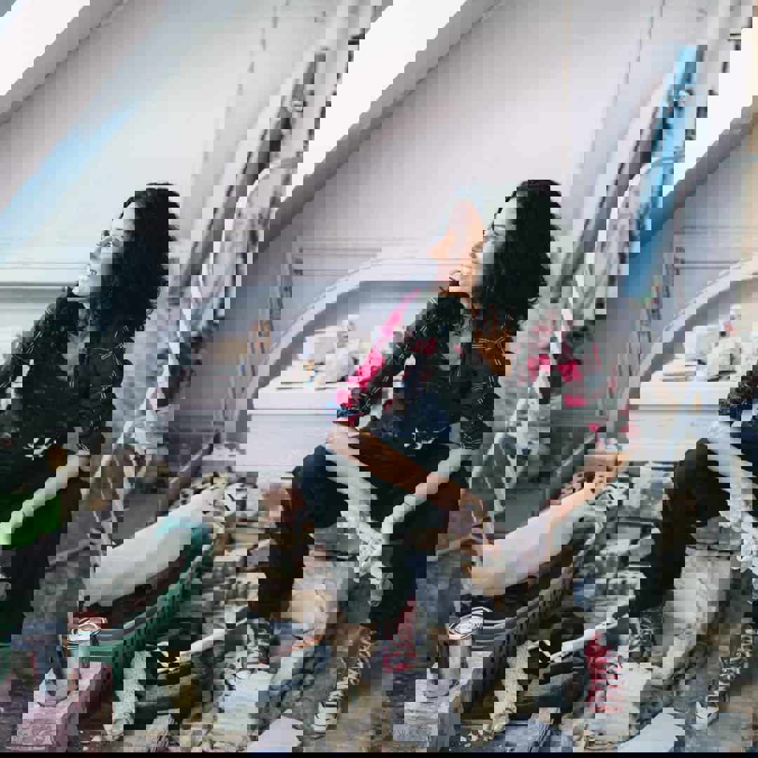 Meisje met renovatiemateriaal: energiezuinig renoveren