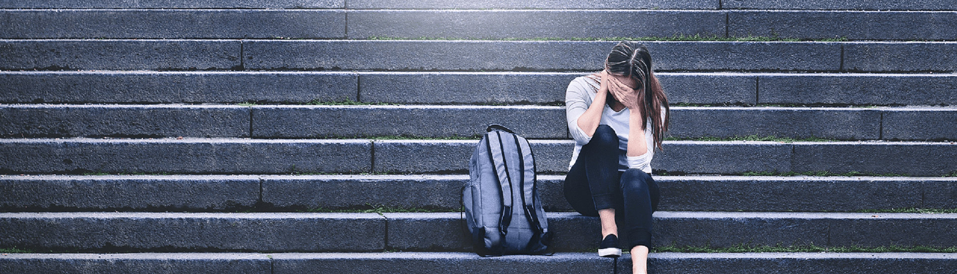Tiener met stress zit alleen op de trap
