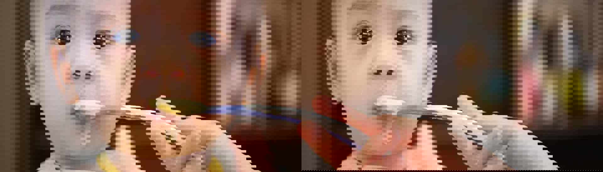 Baby eet voor het eerste vaste voeding