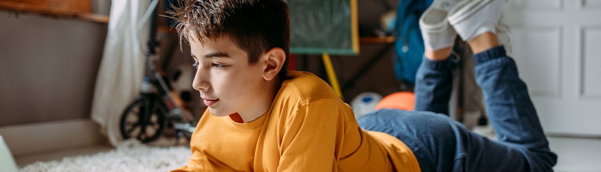 Chatgpt Hoe Veilig Tiener Op Tapijt Laptop Huiswerk Maken