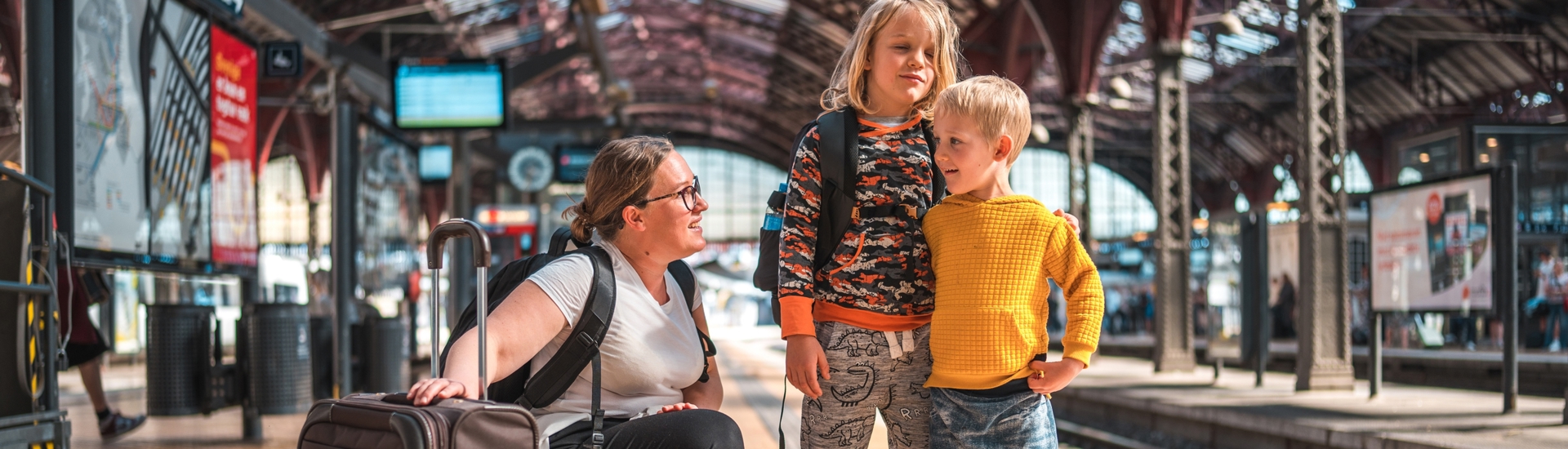 Mama twee kinderen op treinstation: als alleenstaande ouder op vakantie