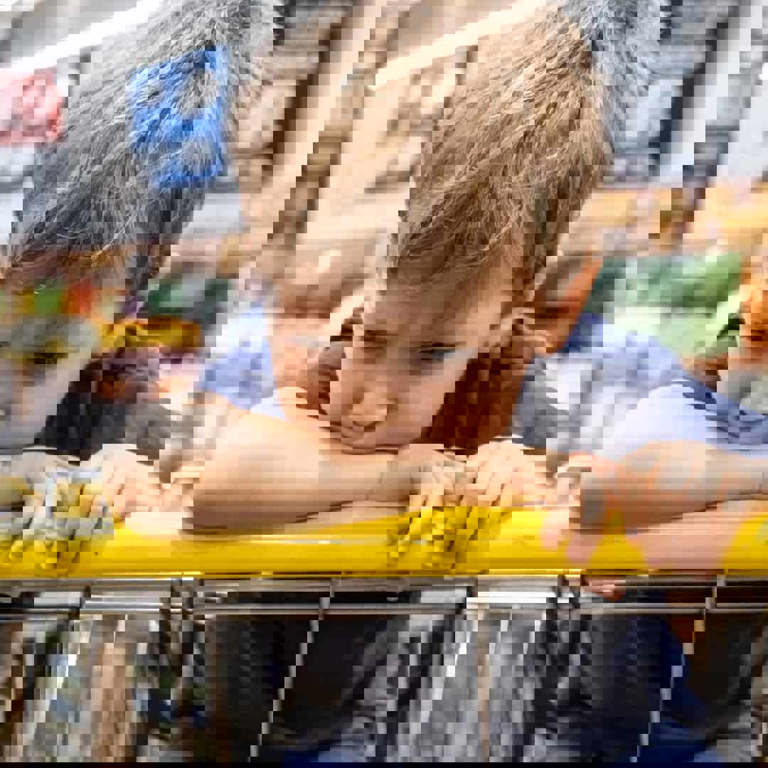 Peuter heeft driftbui in de supermarkt