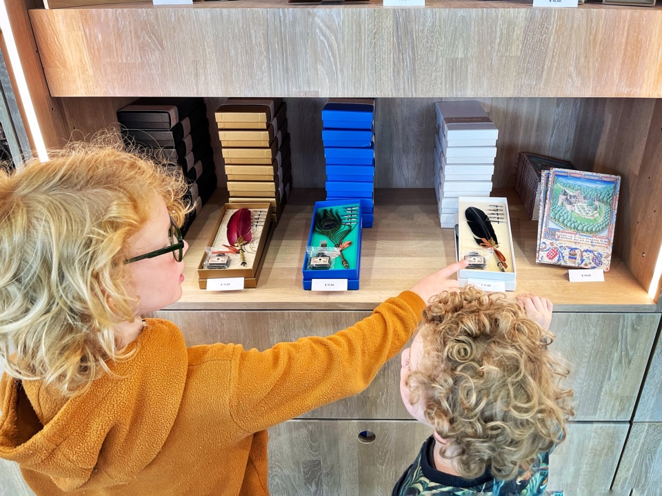 Twee Energieke Jongens in shop Kasteel van Gaasbeek 
