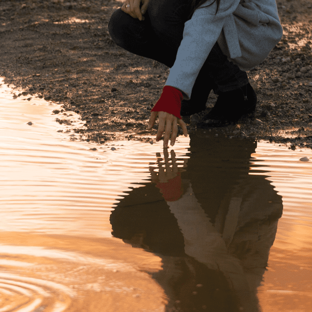 Puber zit bij het water en denkt aan zelfmoord