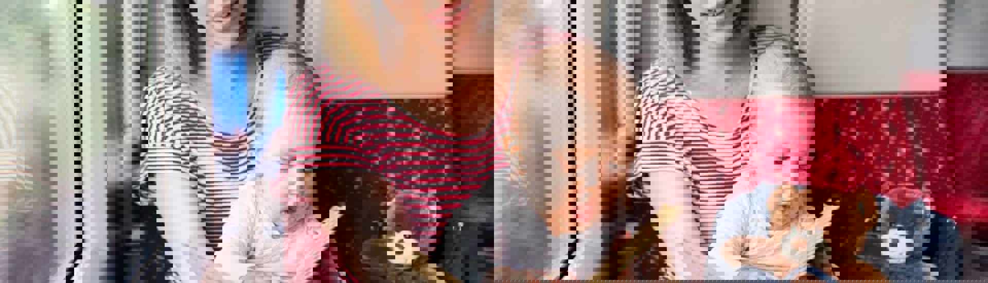 Mama en kindje met boek: Voorlezen aan baby's