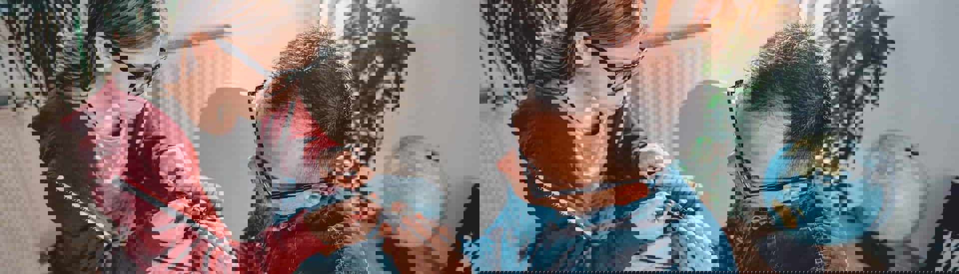 Vader en dochter repareren spullen