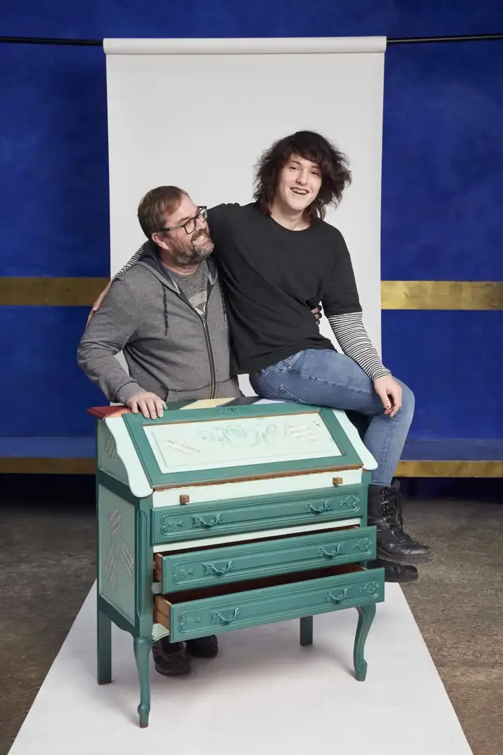 Miel en papa kast holebi zijn opvoeding