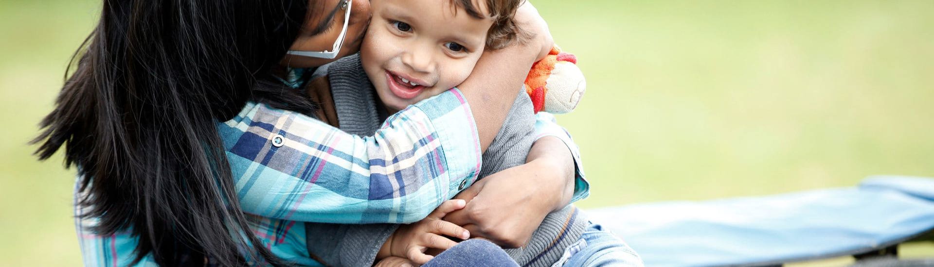 Tienermama Laila met haar zoontje