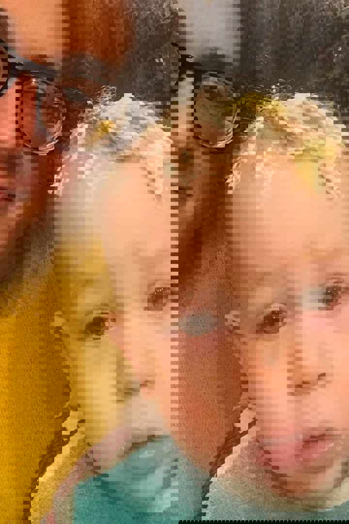 Kind heeft eten in de haren gesmeerd