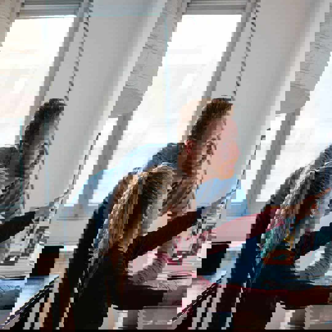 Dochter en vader aan computer: Tips voor ouders om fake nieuws te herkennen 