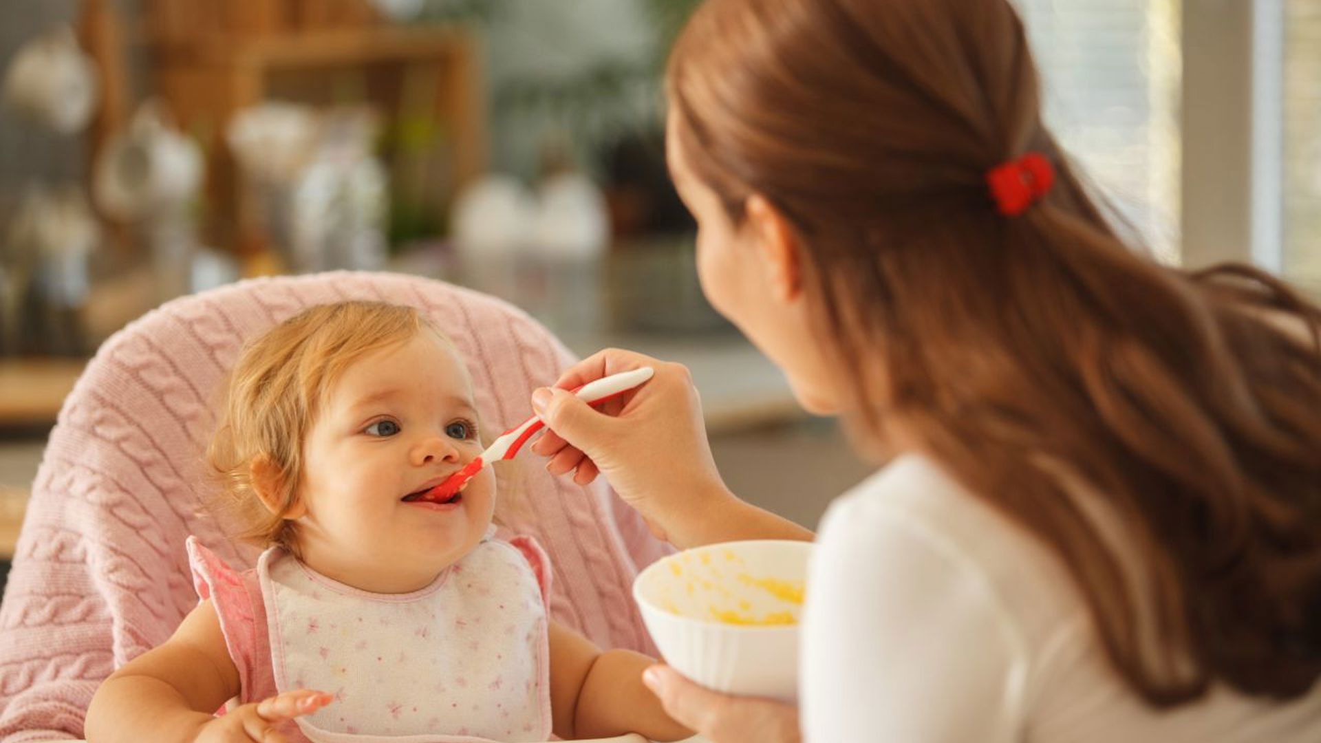 Gezinsbond mama voedt baby papje