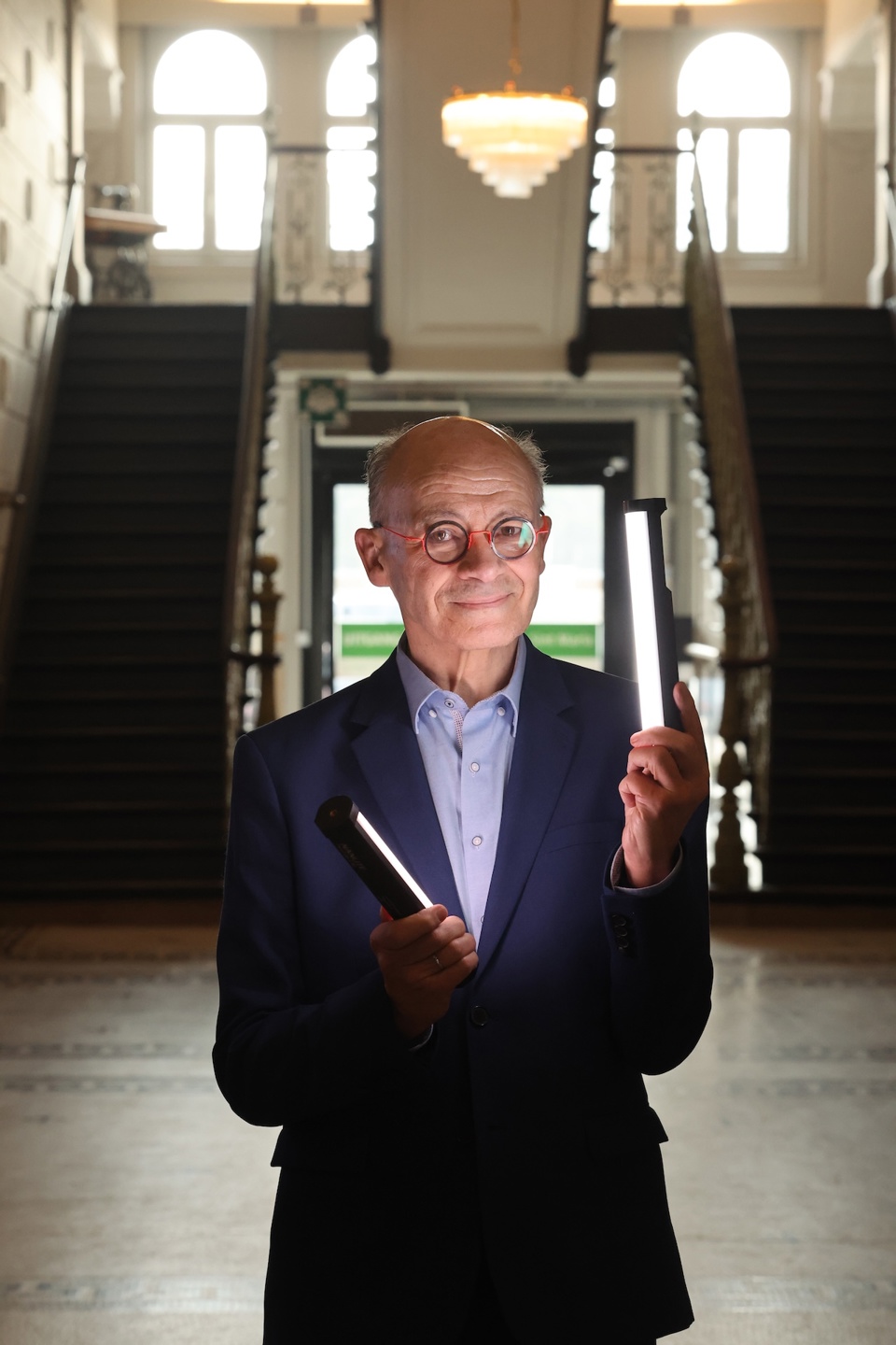 Bekende Opa Peter Adriaenssens in trappenhal met licht in handen