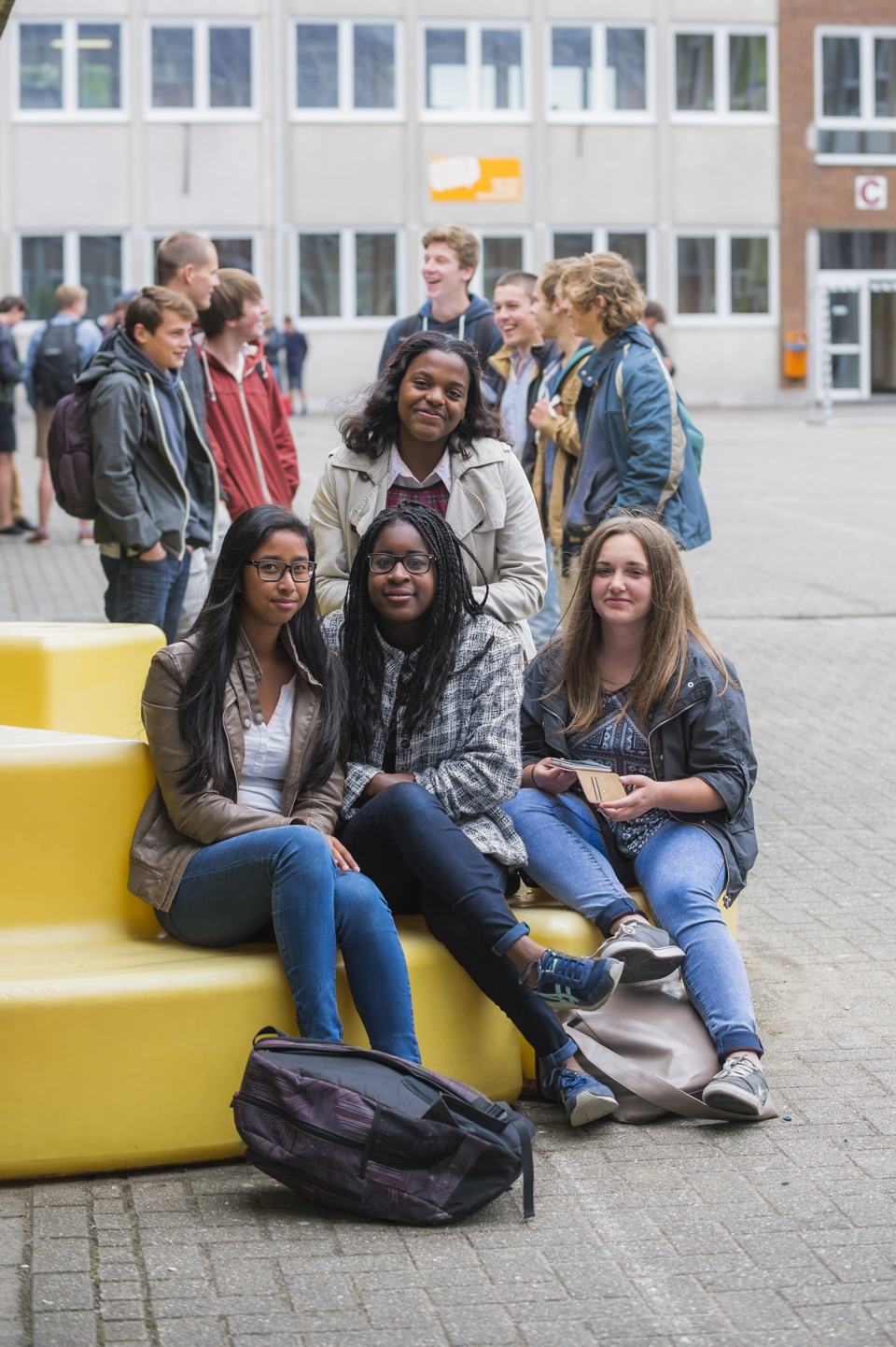 Mentissa met vriendinnen op speelplaats
