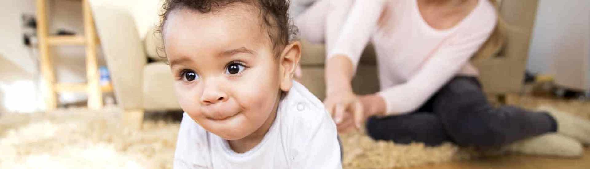 Trotse ouders met kruipende baby: over knelpunten uit het groeipakket