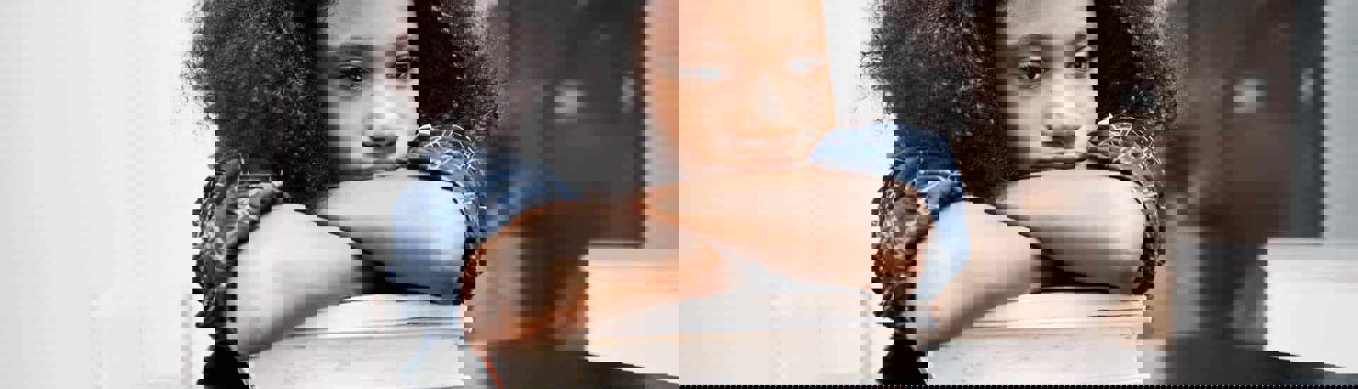 Kind bij studieboeken: Leer- en ontwikkelingsstoornissen