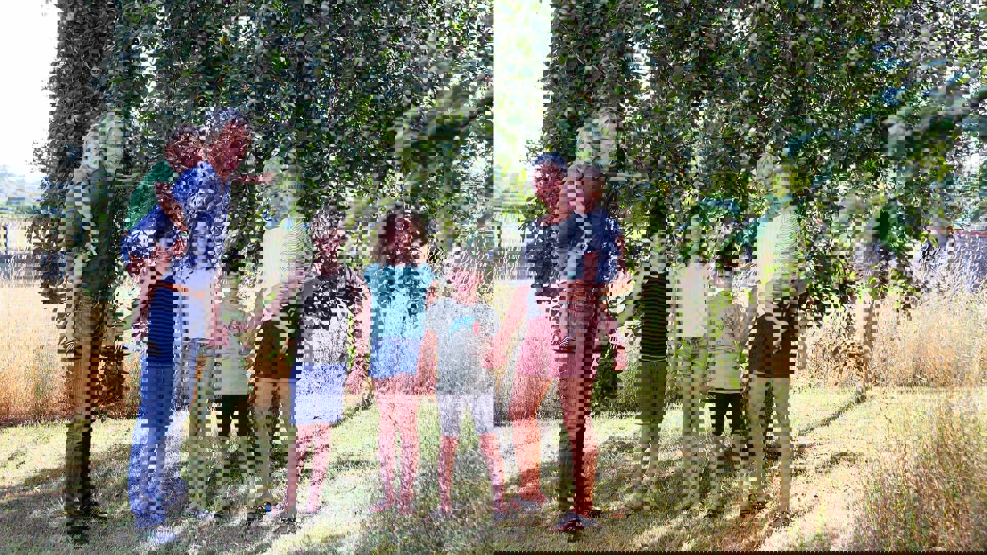 Opa Guide en oma Trees met kleinkinderen: over grootouder zijn