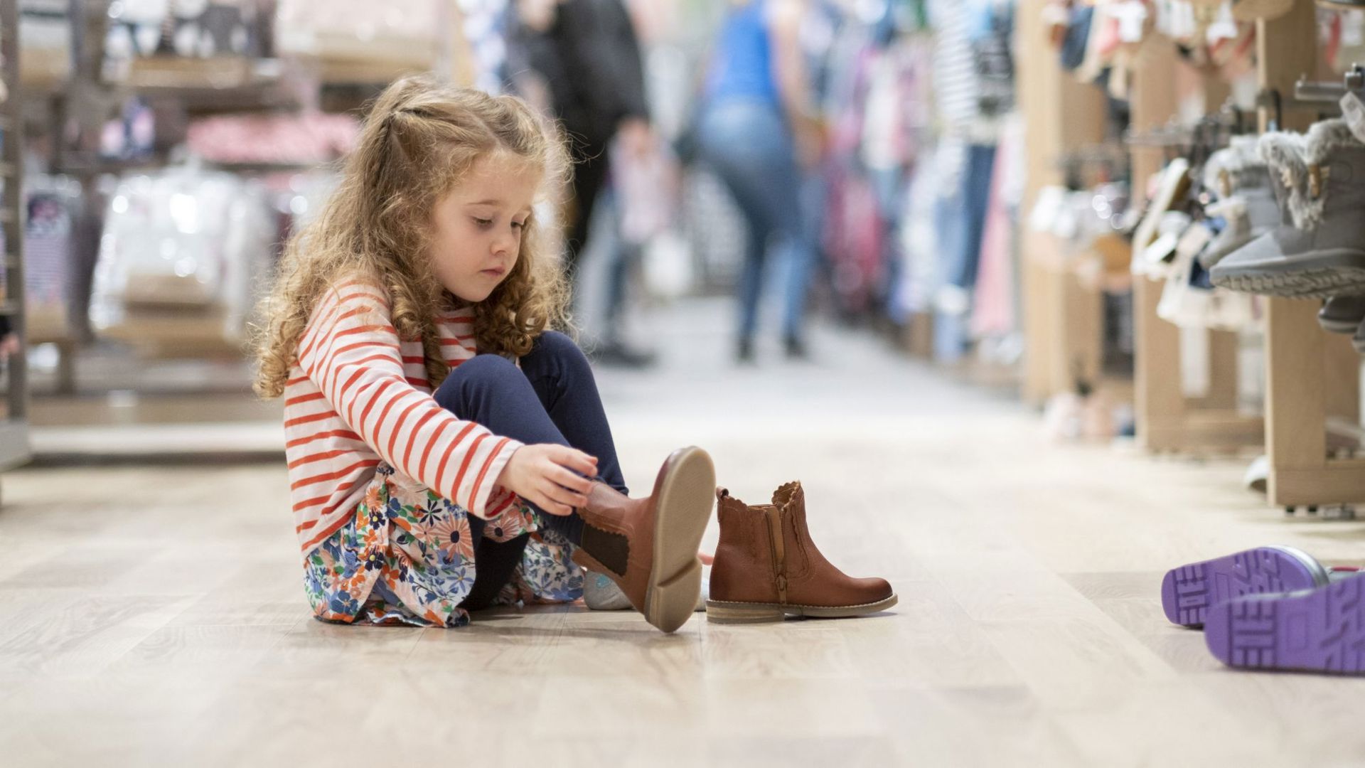 Gezinsbond meisje past schoenen met korting