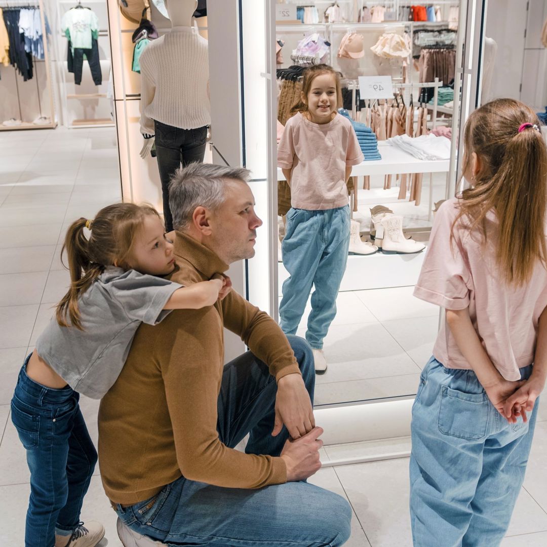 Slim Shoppen Gezin Omgaan Winkelverleidingen Papa Dochters Kledingwinkel