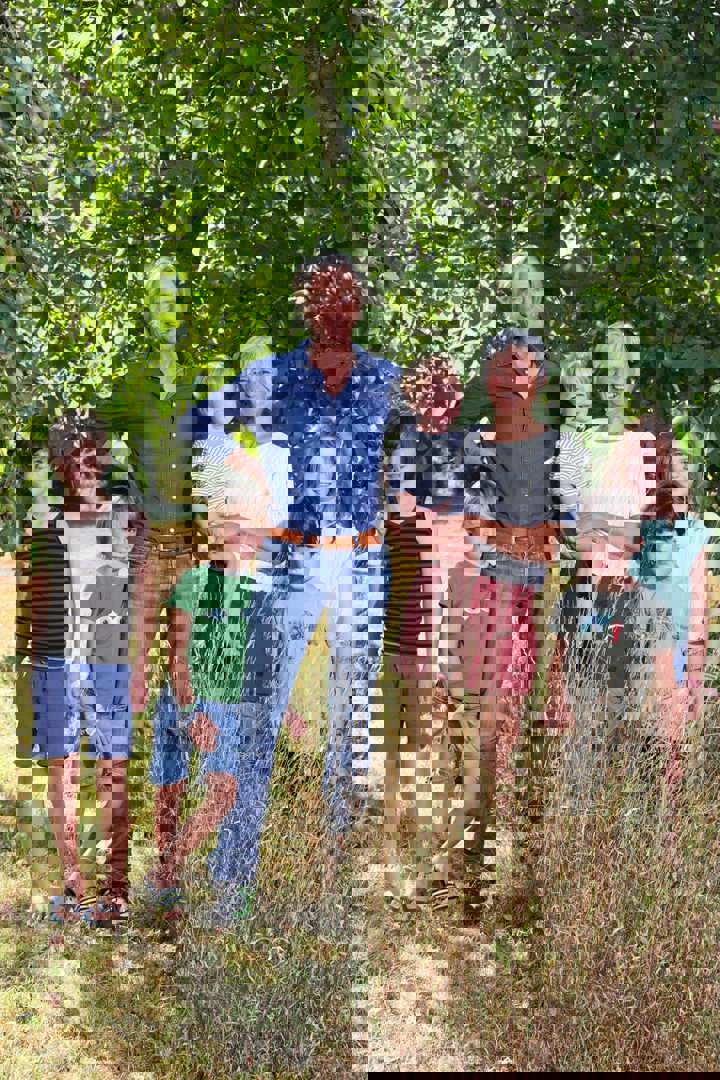 Opa Guide en oma Trees met kleinkinderen