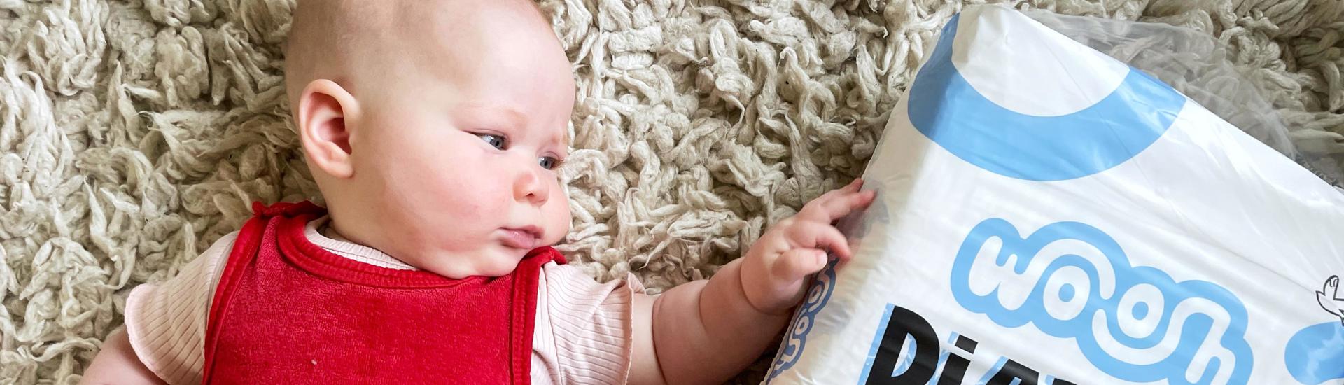 Baby Tapijt Naast Pak Luiers Woosh