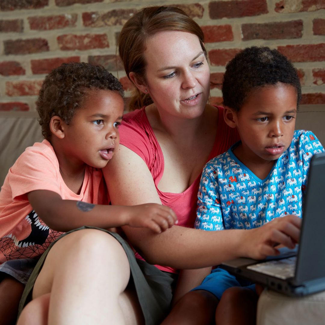 Mama Kinderen Op Laptop Thuis