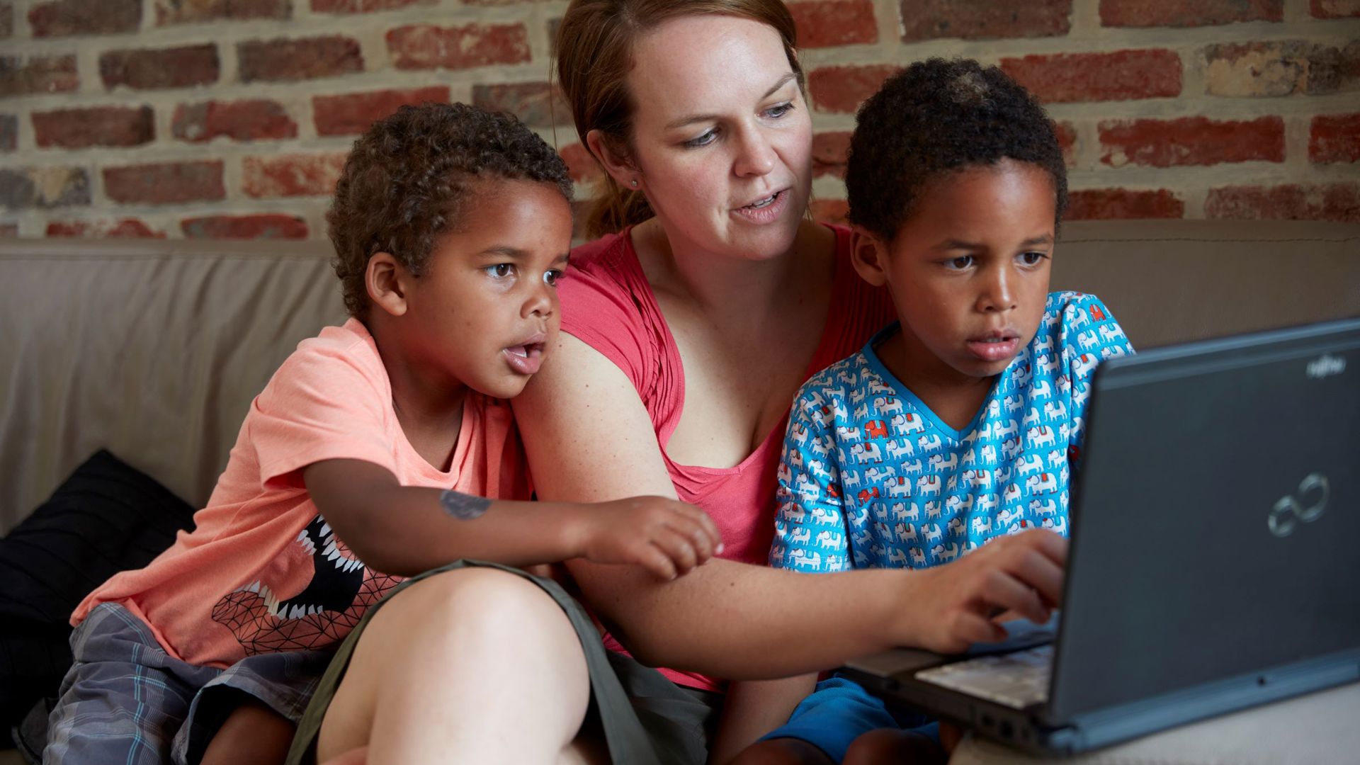 Mama Kinderen Op Laptop Thuis