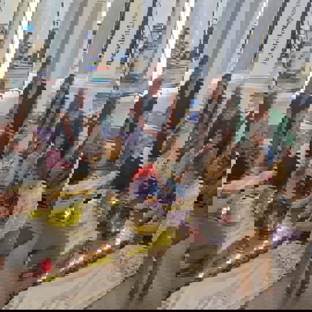 Peutercafé : Een regenboog van klank, zang en bewegen