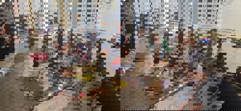 Peutercafé : Een regenboog van klank, zang en bewegen