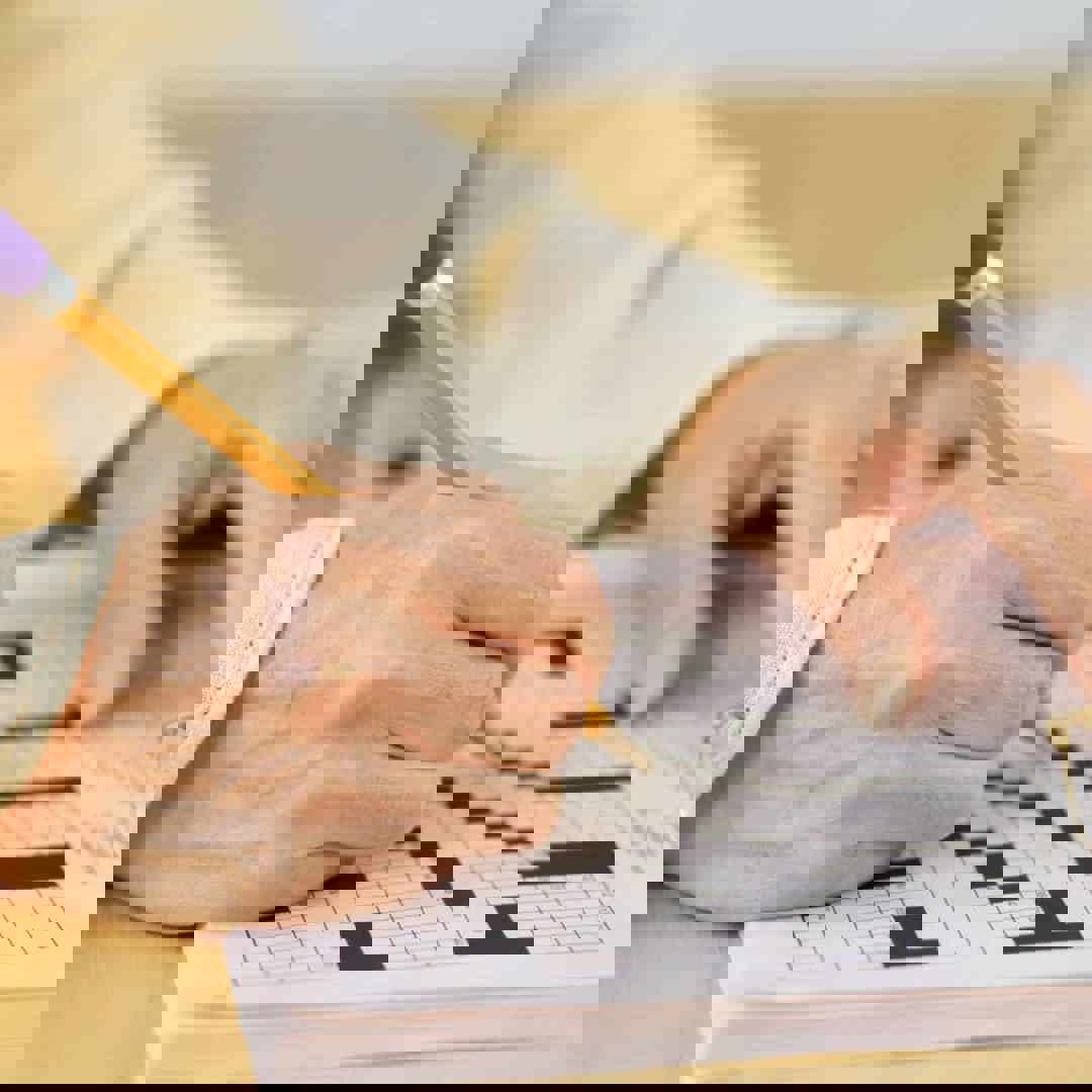 Vrouw puzzelt kruiswoordraadsel