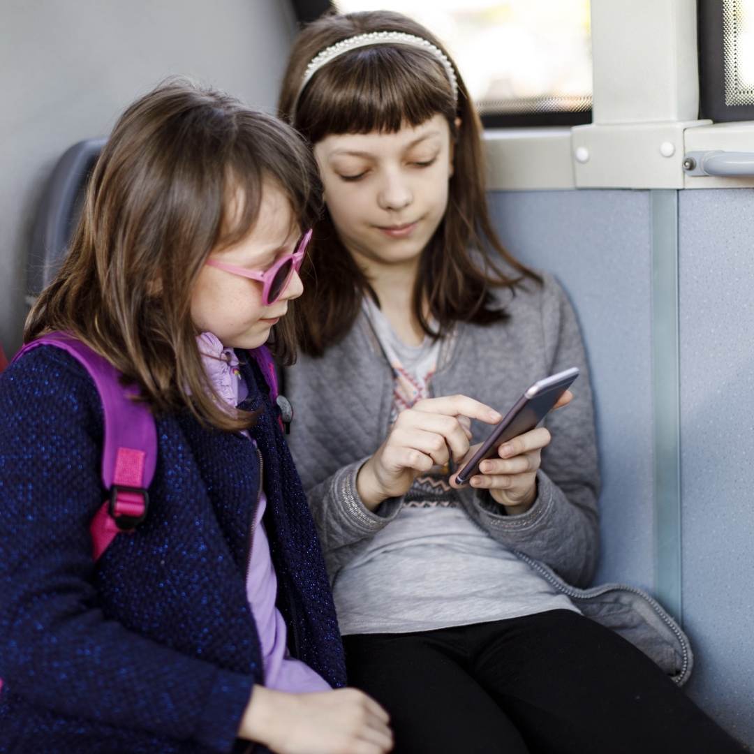 Kinderen met Gsm politiek op Tiktok