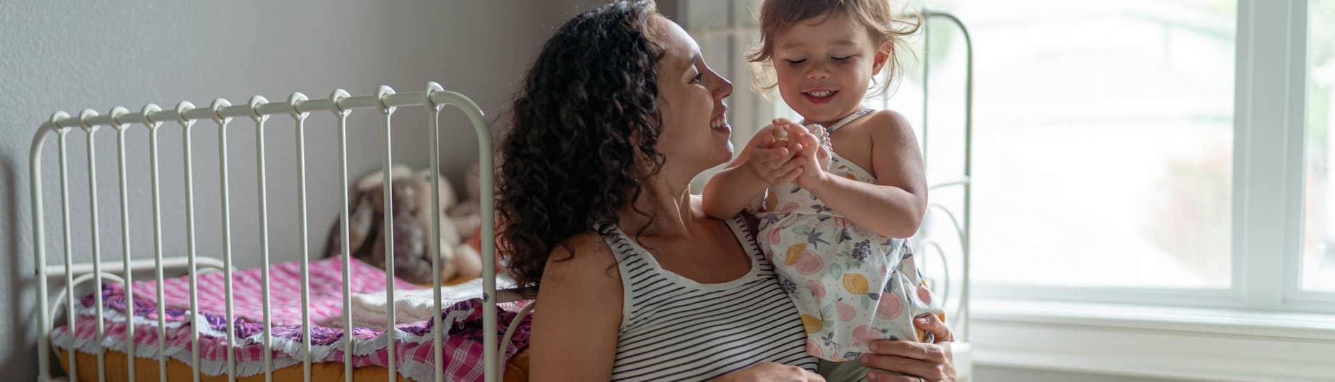 Zwangere mama met kind in slaapkamer: over zwangerschapsdementie