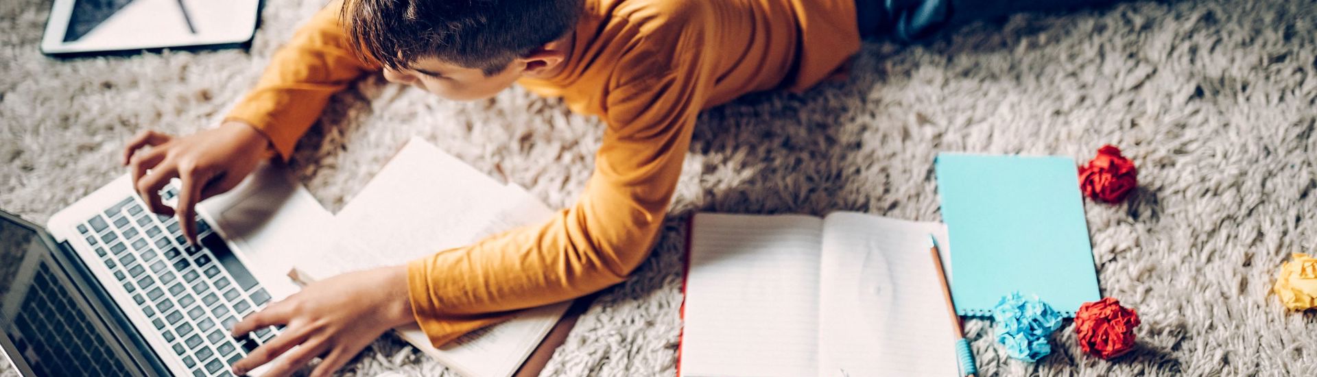 Leren Leren Hoe Studeren Als Jongere Studeertips Jongen Op Mat Met Studieboek Laptop