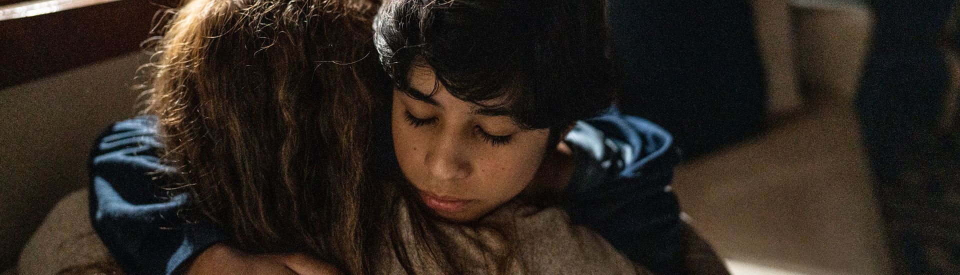 Jongen Knuffelt Mama Kind Bewust Maken Van Vrouwonvriendelijk Gedrag