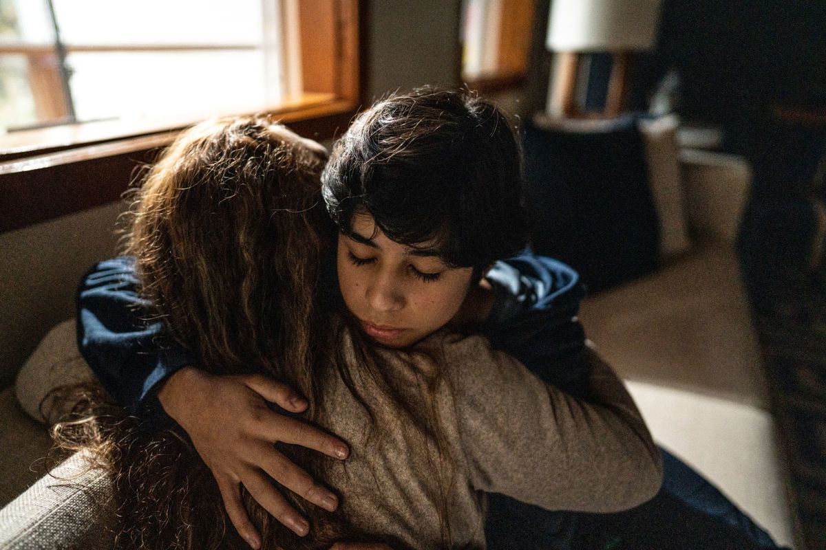 Jongen Knuffelt Mama Kind Bewust Maken Van Vrouwonvriendelijk Gedrag