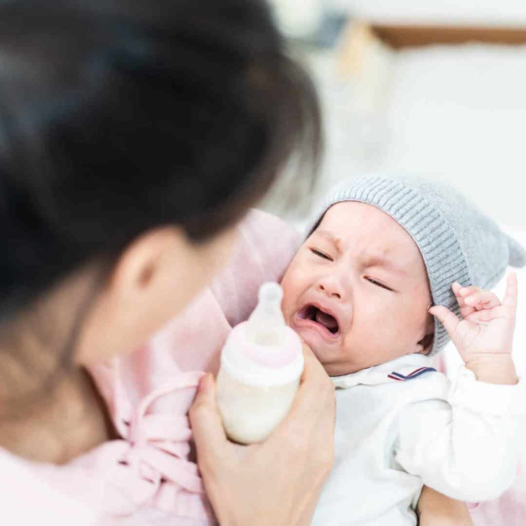 Baby weigert om de fles te drinken