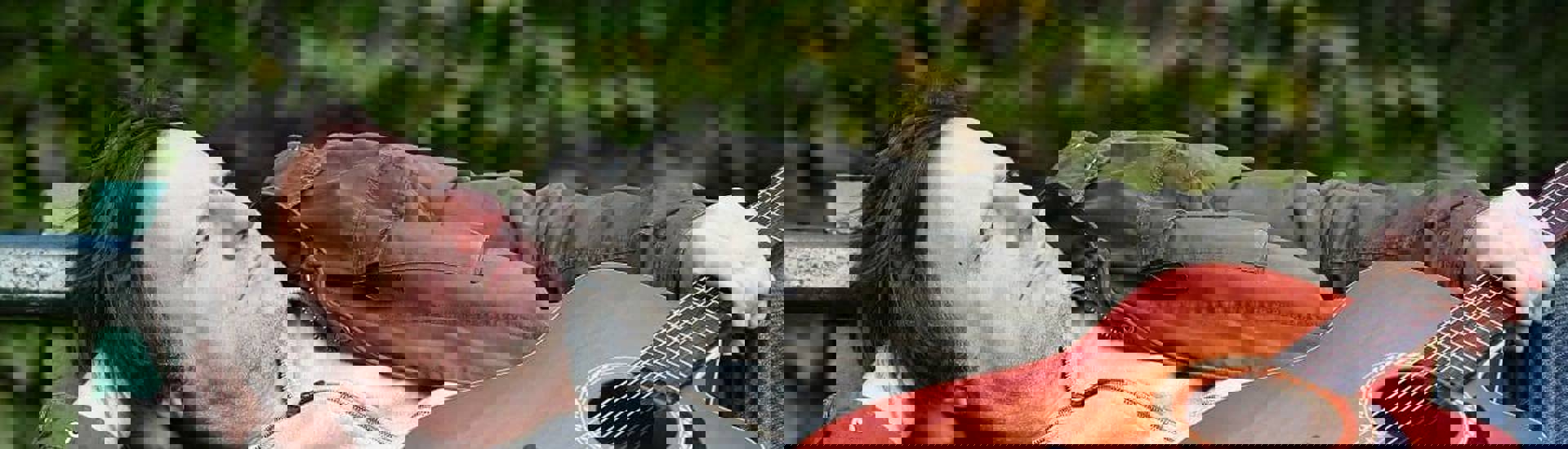 Bekende vader Luc De Vos met gitaar