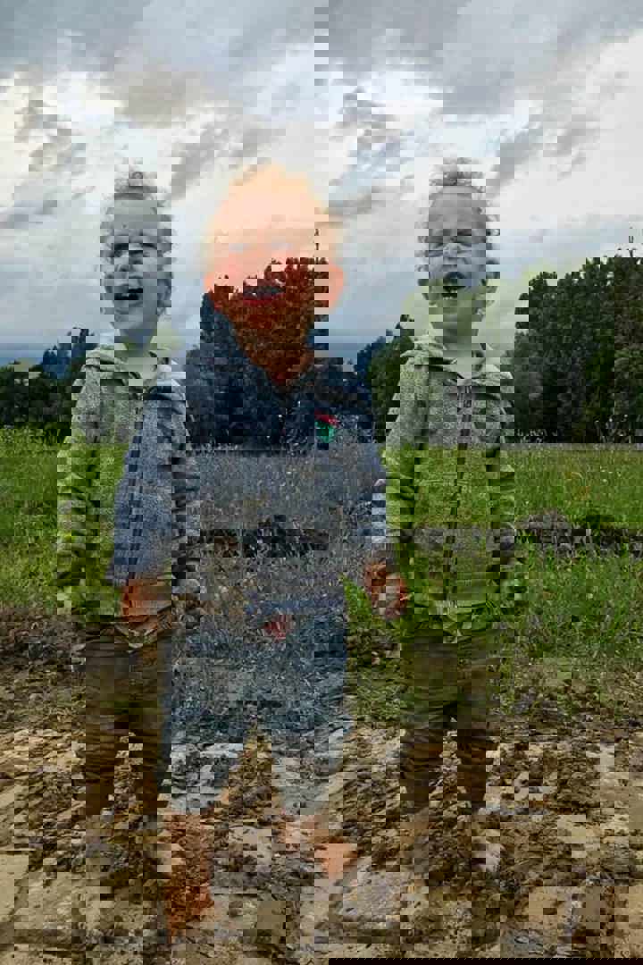 Kind op blotevoetenpad