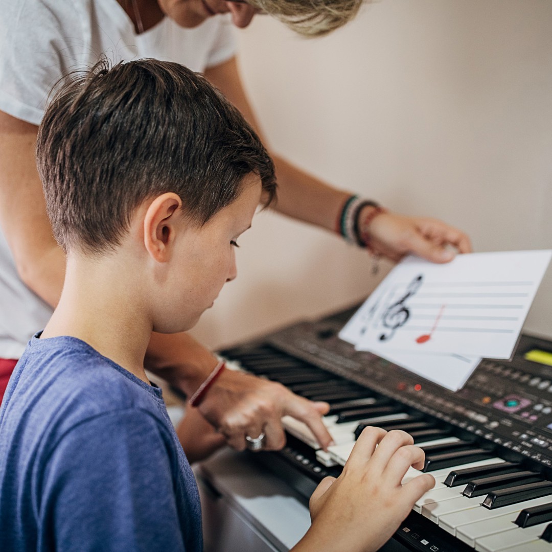 kind speelt piano Nieuwe Hobby Volhouden